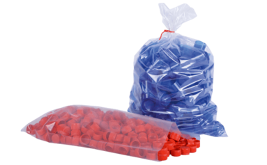 In zwei durchsichtigen Beuteln aus PE-Folie wurden rote und blaue Kleinteile verpackt.