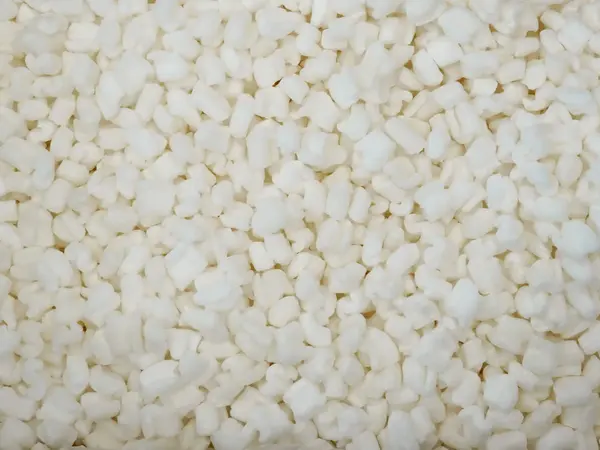 Nahaufnahme eines Kartons voller Verpackungschips.