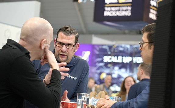 Beratungsgespräch amMessestand von PRODINGER auf der LogiMAT 2026 in Stuttgart