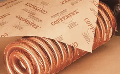 Kupferspirale. die in VCI-Papier eingepackt wird.