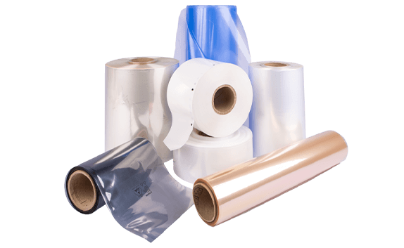 Nebeneinander aufgereiht sieht man mehrere Arten von Flachfolien und Schlauchfolien.