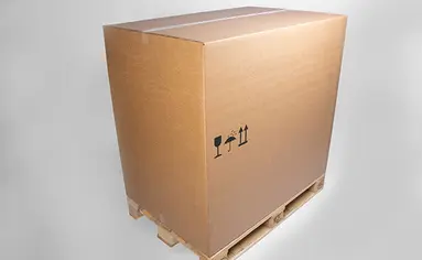 Großer geschlossener Wellpapp-Faltkarton, der auf einer Holzpalette steht.