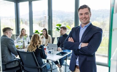 Experten für Verpackung im Kundengespräch für die optimale Verpackungslösung und maximale Kosteneinsparung und Prozessoptimierung.