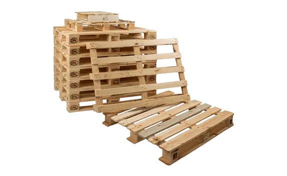 Freigestelltes Bild zeigt mehrere aufeinander gestapelte Holzpaletten.