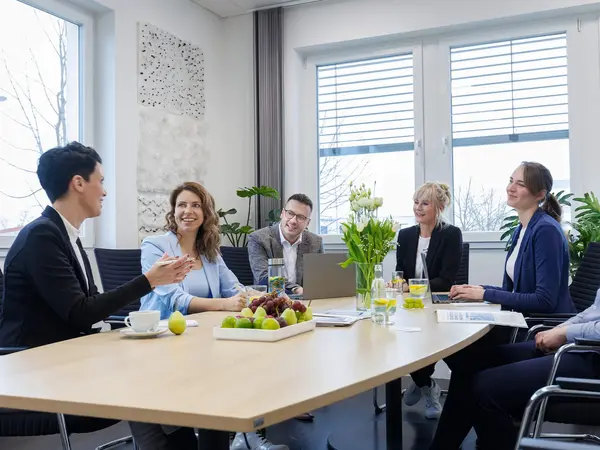 Kunden und Berater von PRODINGER sitzen zusammen und beraten sich über Prozessoptimierung und Kosteneffizienz von Verpackungskonzepten.