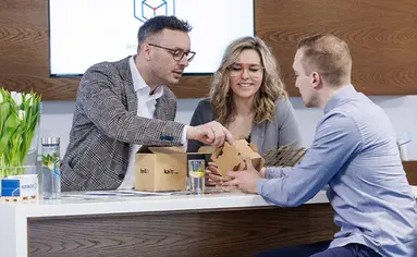 Ein Verpackungsberater bespricht sich mit Kunden zum Thema Verpackung und PPWR.