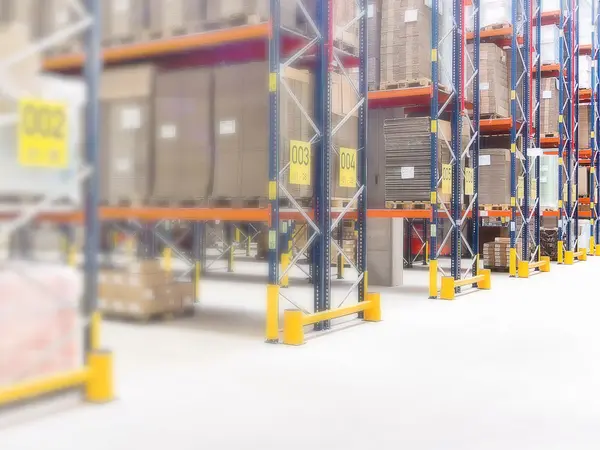 Logistikhalle mit Regalreihen voller Pakete