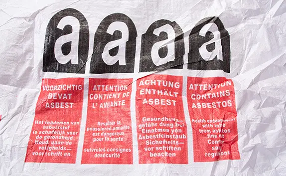 Nahaufnahme des Sicherheitshinweis wegen Asbest auf einem Big Bag.