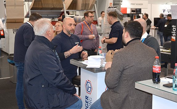 Beratungsgespräch am Messestand von PRODINGER auf der EMPACK 2026 in Dortmund