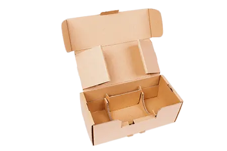 Freigestelltes Bild einer universelle Verpackung aus Wellpappe.