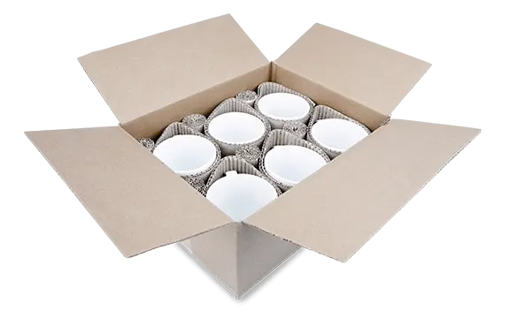 Päckchen mit Tassen, die mit Wellpappe geschützt versendet werden.