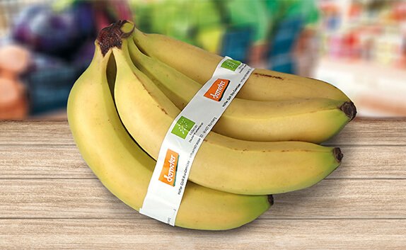 Auf einem Tisch liegt ein Bund Bananen, die mit der Klebebandbanderole aus Polypropylen gekennzeichnet ist.