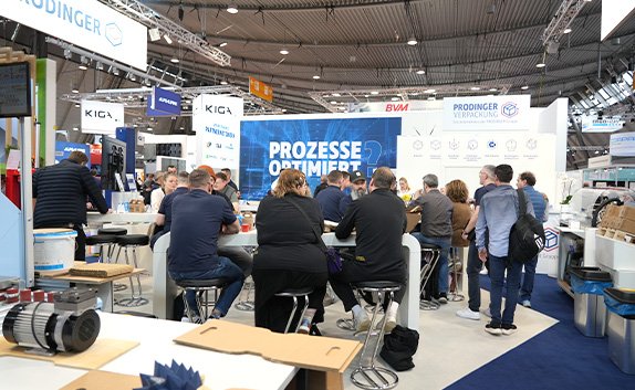 Beratungsgespräche am Messestand von PRODINGER auf der LogiMAT 2026 in Stuttgart
