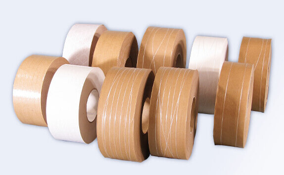 Sortiment nachhaltiger, fadenverstärkter Packbänder aus Papier von tesa