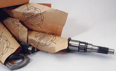 Mehrere Metallteil wurden einzeln in VCI-Papier eingewickelt