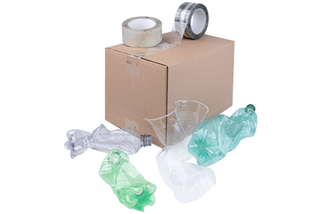 Freigestelltes Bild von Recyclat-Packband, das auf einem Karton liegt. Im Vordergrund liegen zerknüllte Plastikflaschen.