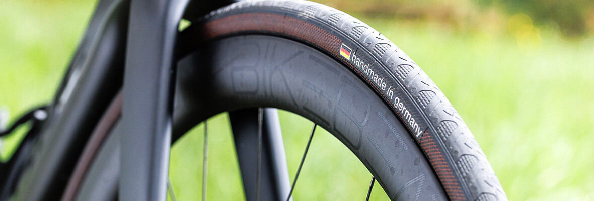 Detailaufnahme eines Vorderrades von einem Rennrad