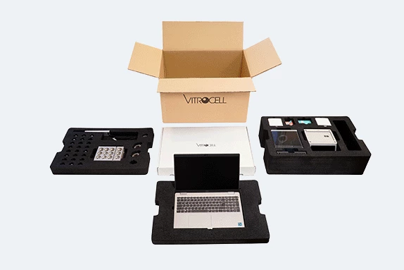 Animation, wie ein Expositionssystem mit Schaumstoffeinlagen in einen Karton gepackt wird.