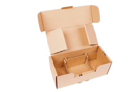 Freigestelltes Bild einer universelle Verpackung aus Wellpappe.