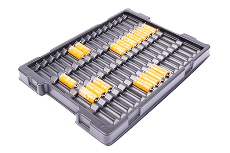 Freigestelltes Bild eines Tiefziehtrays für Batterien