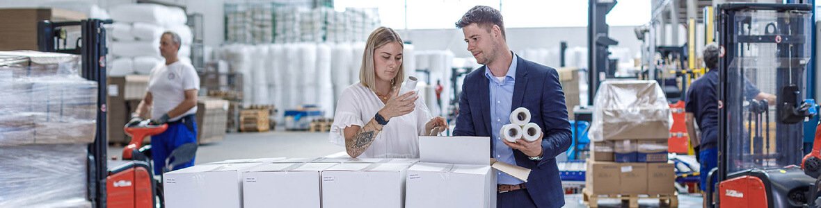 Ein Mitarbeiter von PRODINGER Verpackung berät eine Kundin über Stretchfolien.